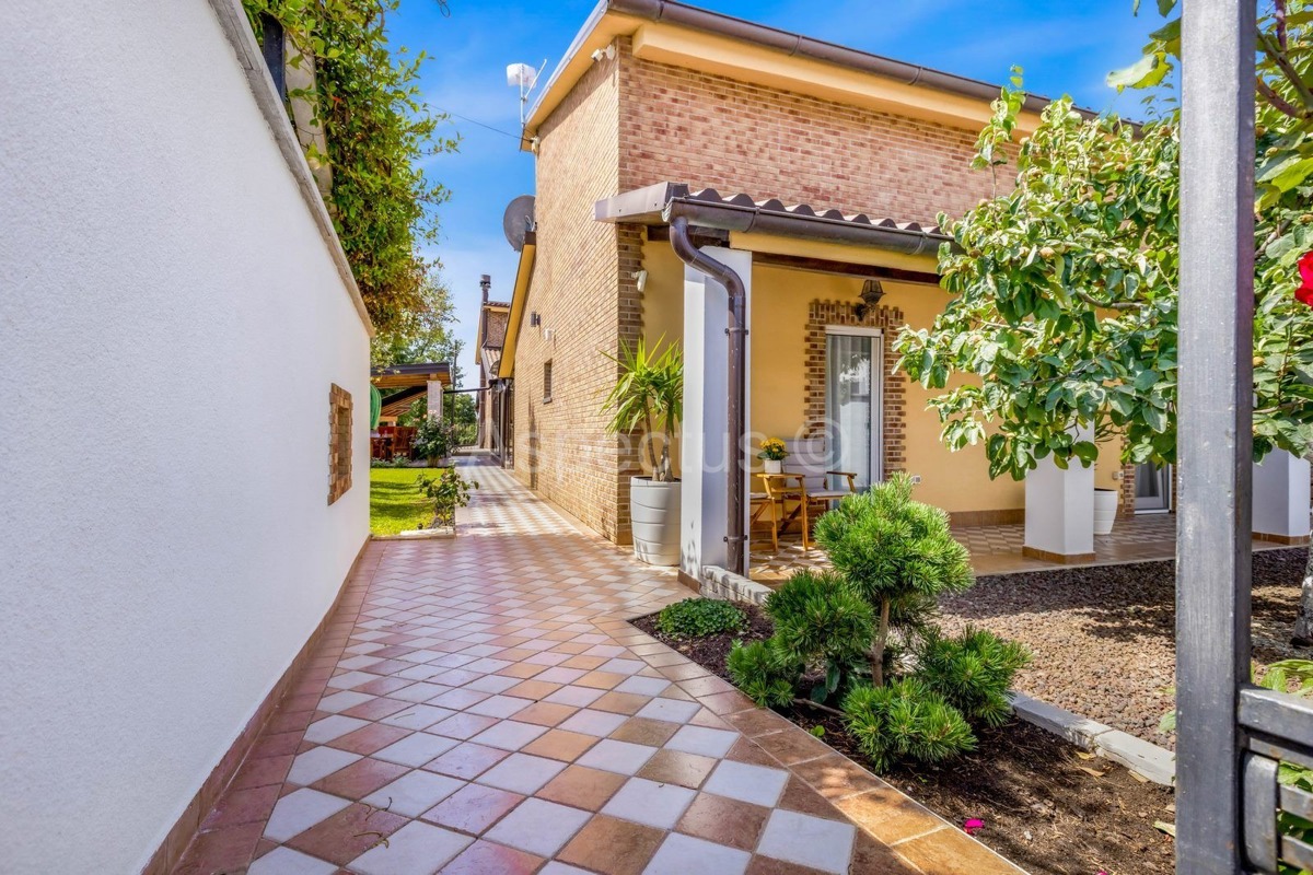 Casa recentemente ristrutturata con 5 appartamenti, Comune di Medolino