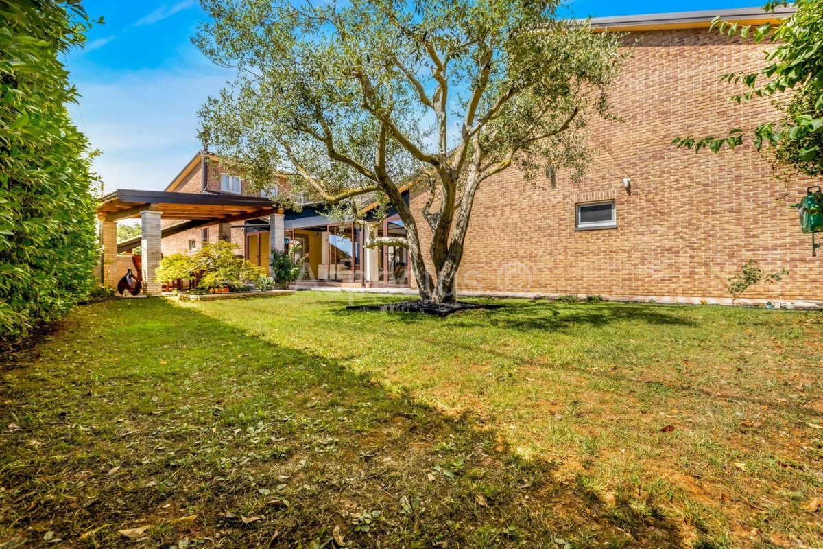 Casa recentemente ristrutturata con 5 appartamenti, Comune di Medolino