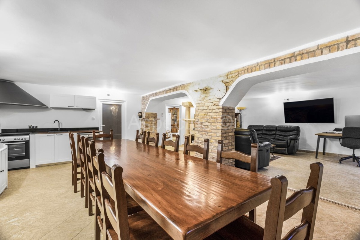 Casa recentemente ristrutturata con 5 appartamenti, Comune di Medolino