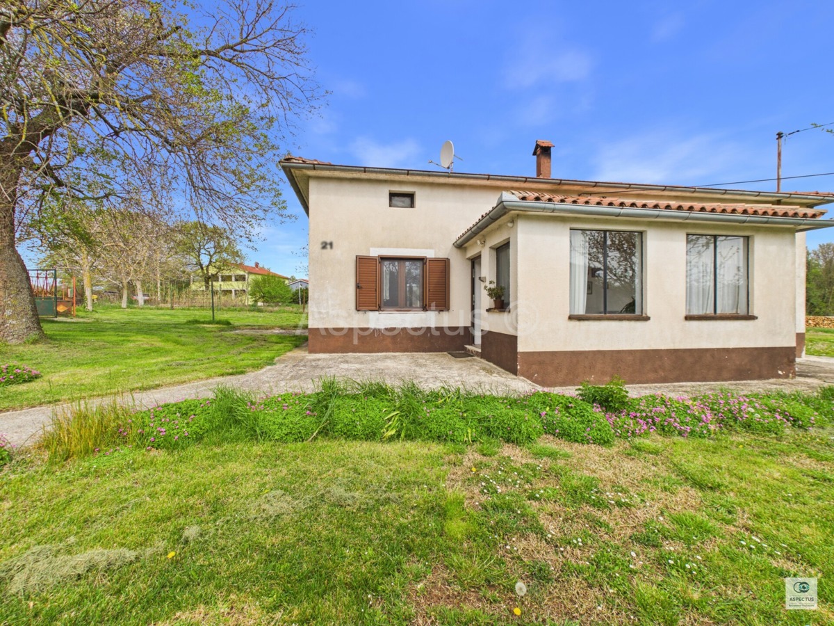 Casa indipendente a un piano con ampio giardino curato, vicino a Pola | Šajini