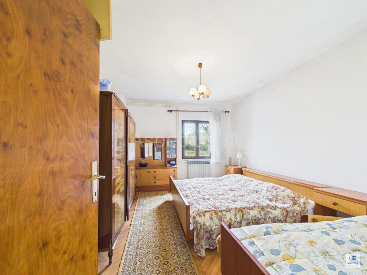 Casa indipendente a un piano con ampio giardino curato, vicino a Pola | Šajini