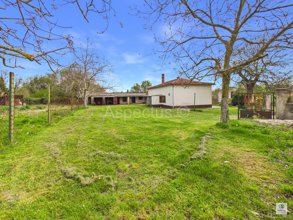 Casa indipendente a un piano con ampio giardino curato, vicino a Pola | Šajini