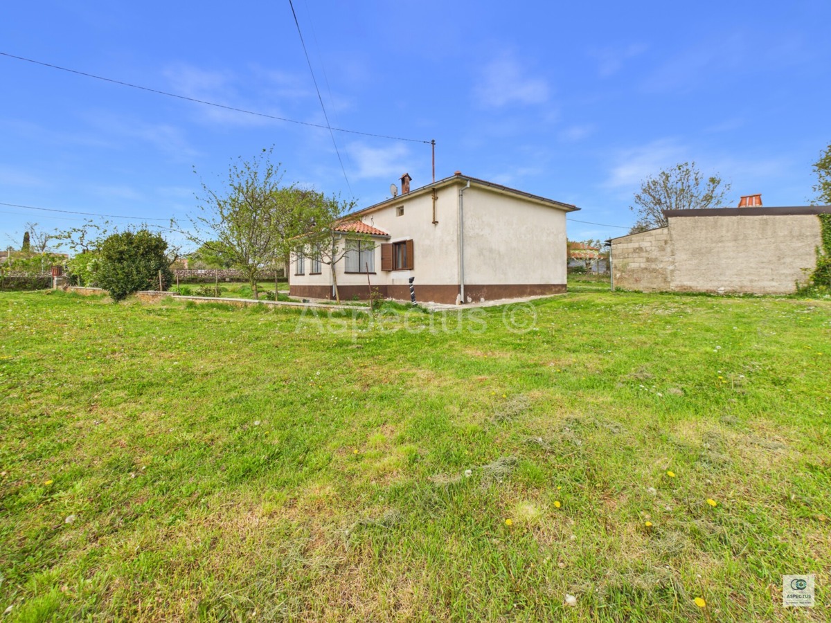 Casa indipendente a un piano con ampio giardino curato, vicino a Pola | Šajini