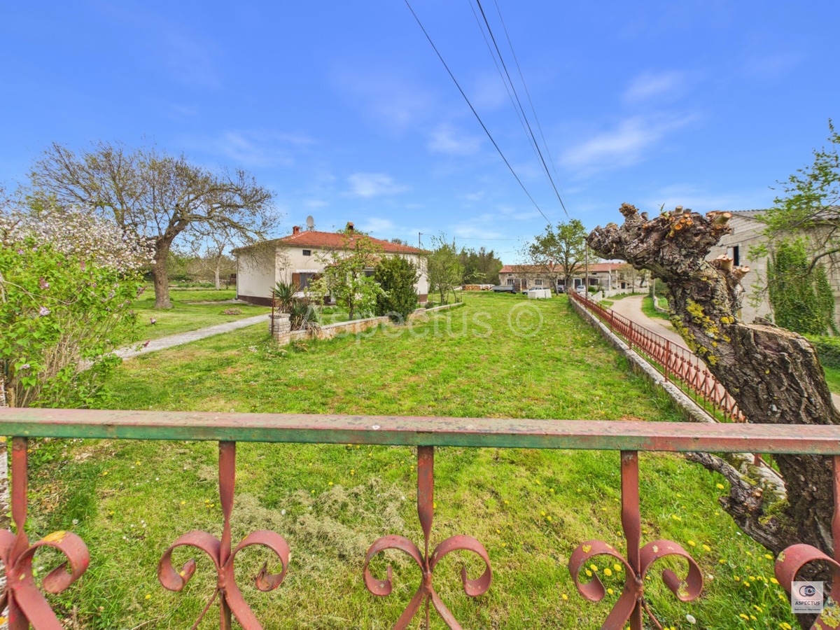 Casa indipendente a un piano con ampio giardino curato, vicino a Pola | Šajini