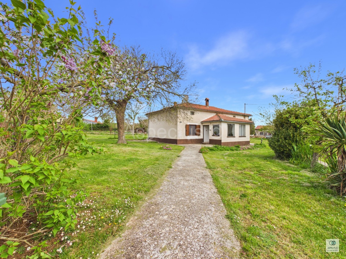 Casa indipendente a un piano con ampio giardino curato, vicino a Pola | Šajini