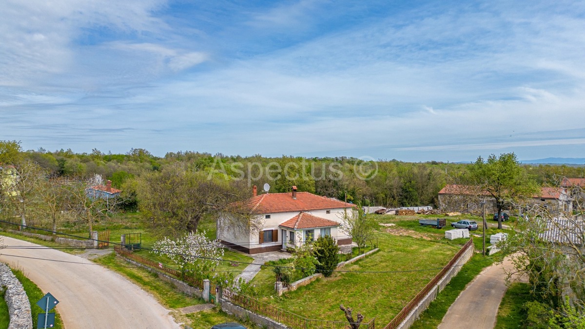 Casa indipendente a un piano con ampio giardino curato, vicino a Pola | Šajini