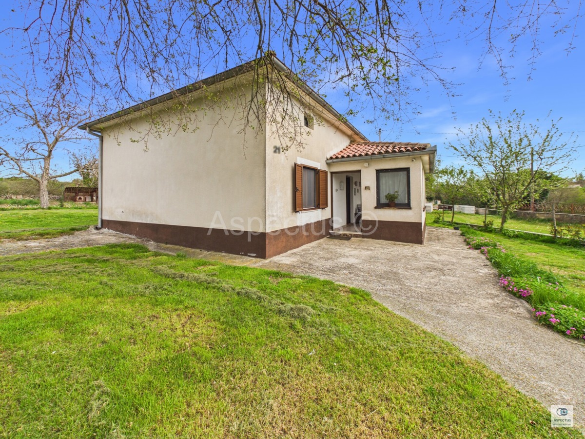 Casa indipendente a un piano con ampio giardino curato, vicino a Pola | Šajini