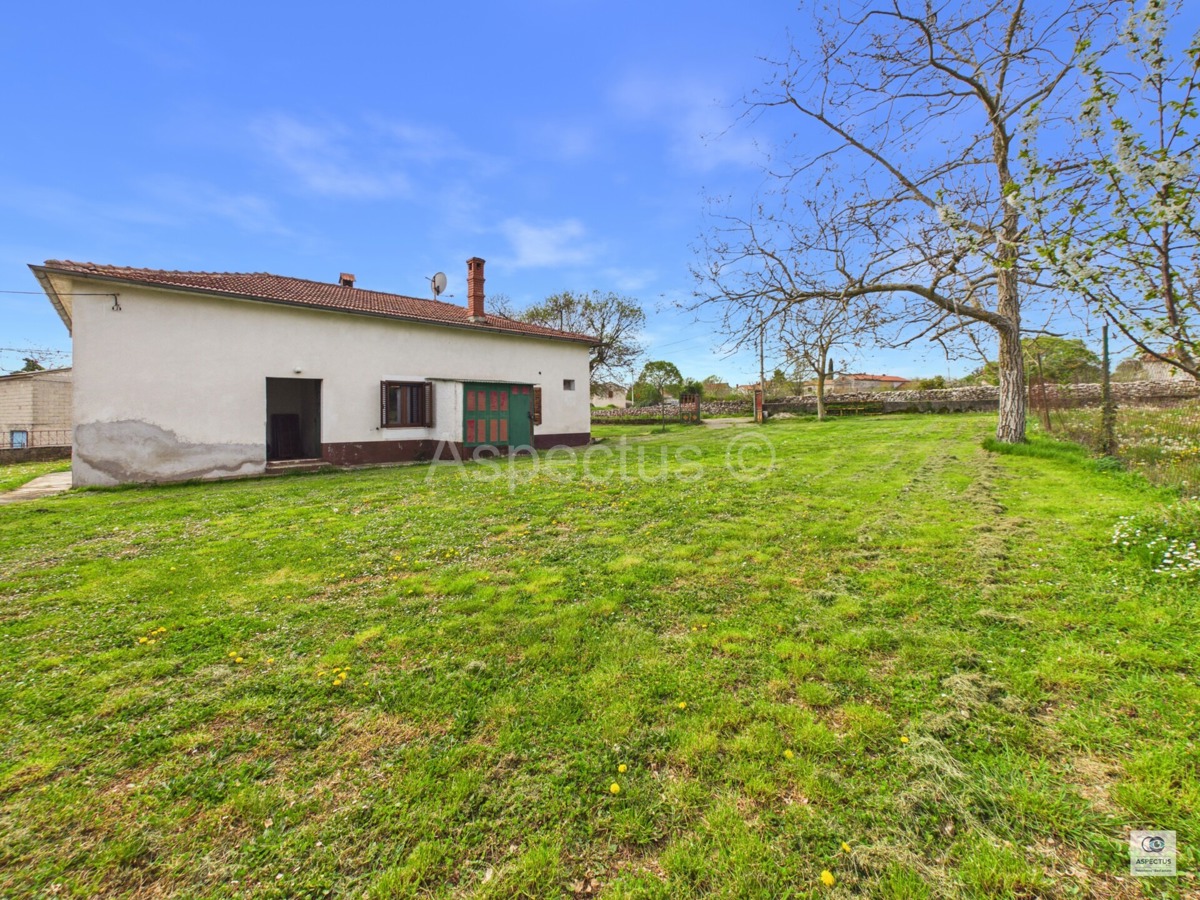 Casa indipendente a un piano con ampio giardino curato, vicino a Pola | Šajini