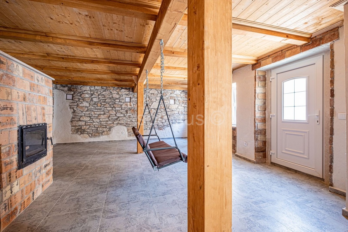 Due case, cortile, Pola, centro