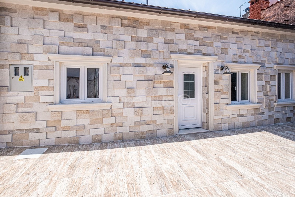 Due case, cortile, Pola, centro