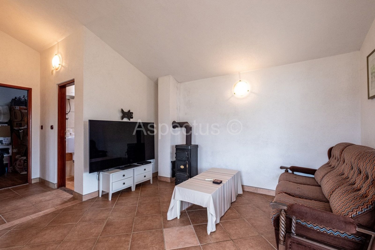 Casa al piano terra, due case con giardino e garage, vicino a Pola, sulla costa orientale dell'Istria