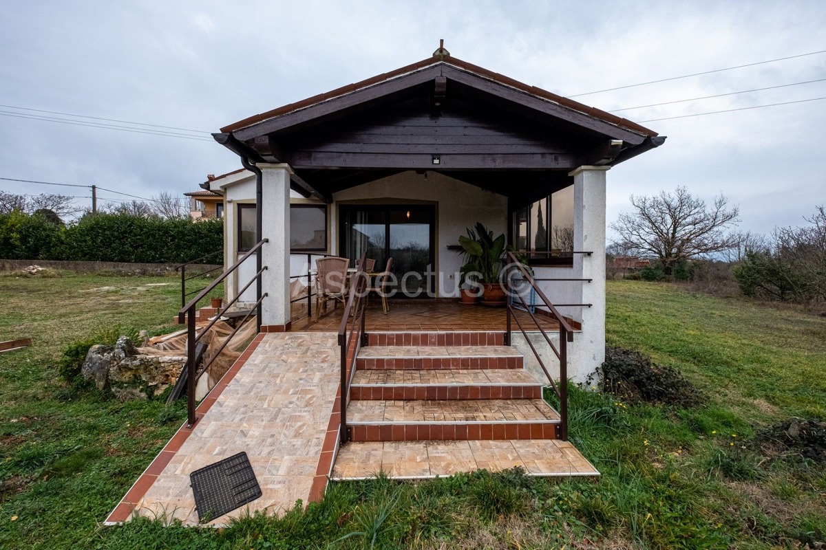 Casa al piano terra, due case con giardino e garage, vicino a Pola, sulla costa orientale dell'Istria
