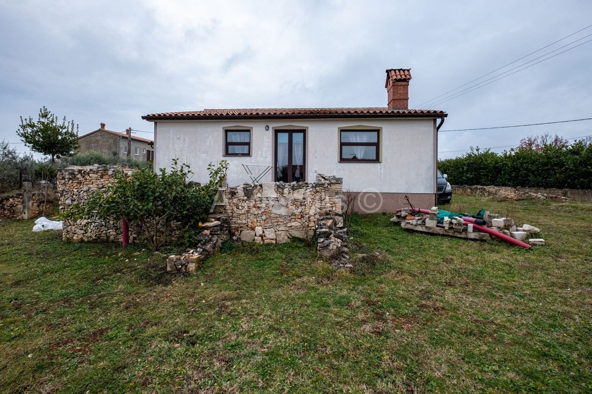 Casa al piano terra, due case con giardino e garage, vicino a Pola, sulla costa orientale dell'Istria