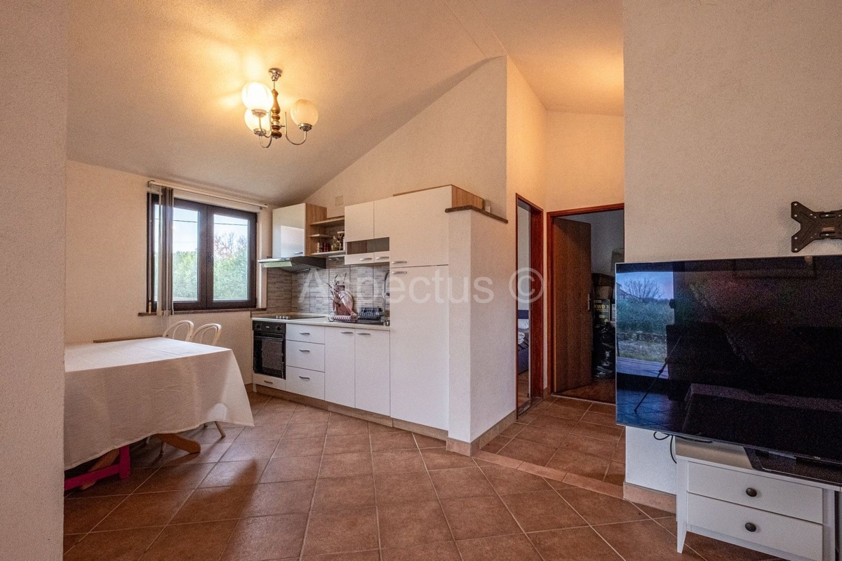 Casa al piano terra, due case con giardino e garage, vicino a Pola, sulla costa orientale dell'Istria