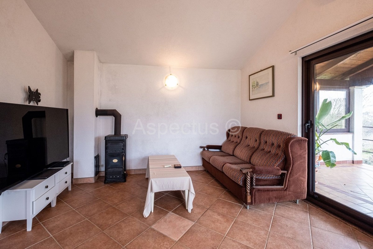 Casa al piano terra, due case con giardino e garage, vicino a Pola, sulla costa orientale dell'Istria