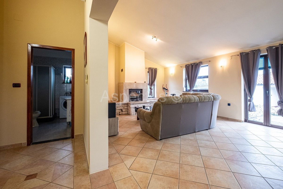 Casa al piano terra, due case con giardino e garage, vicino a Pola, sulla costa orientale dell'Istria