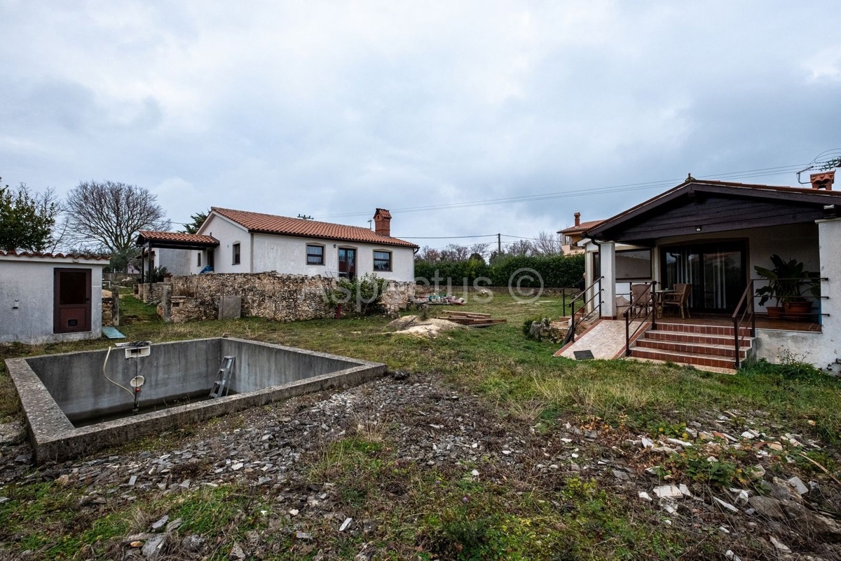 Casa al piano terra, due case con giardino e garage, vicino a Pola, sulla costa orientale dell'Istria