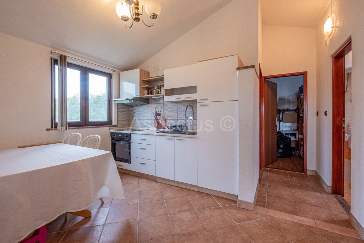 Casa al piano terra, due case con giardino e garage, vicino a Pola, sulla costa orientale dell'Istria