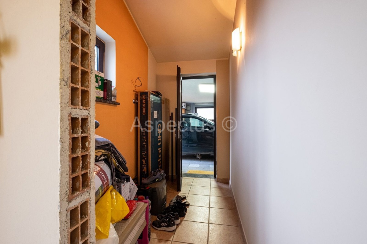 Casa al piano terra, due case con giardino e garage, vicino a Pola, sulla costa orientale dell'Istria