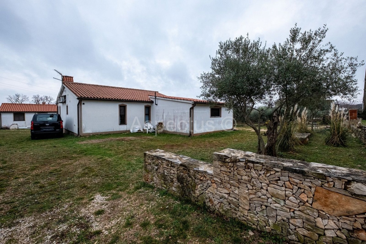 Casa al piano terra, due case con giardino e garage, vicino a Pola, sulla costa orientale dell'Istria