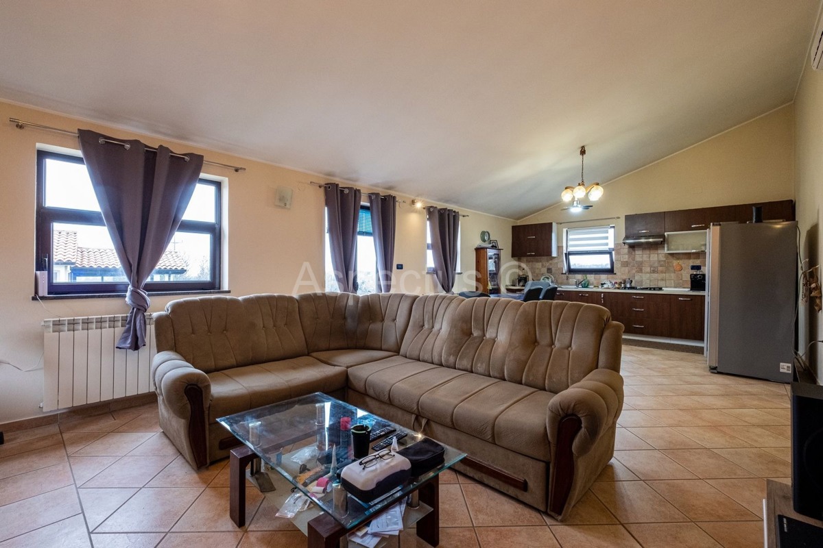 Casa al piano terra, due case con giardino e garage, vicino a Pola, sulla costa orientale dell'Istria