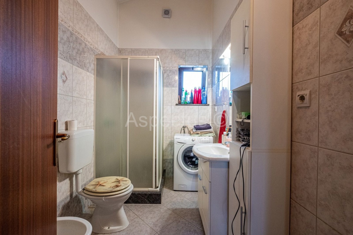 Casa al piano terra, due case con giardino e garage, vicino a Pola, sulla costa orientale dell'Istria