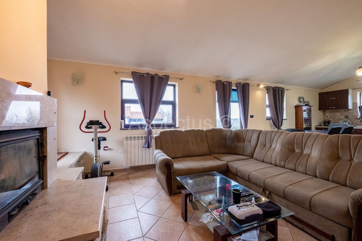 Casa al piano terra, due case con giardino e garage, vicino a Pola, sulla costa orientale dell'Istria