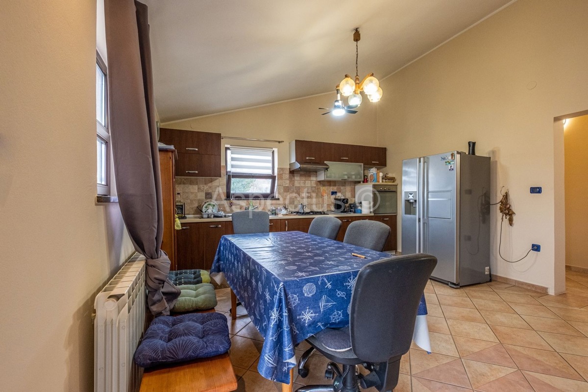 Casa al piano terra, due case con giardino e garage, vicino a Pola, sulla costa orientale dell'Istria