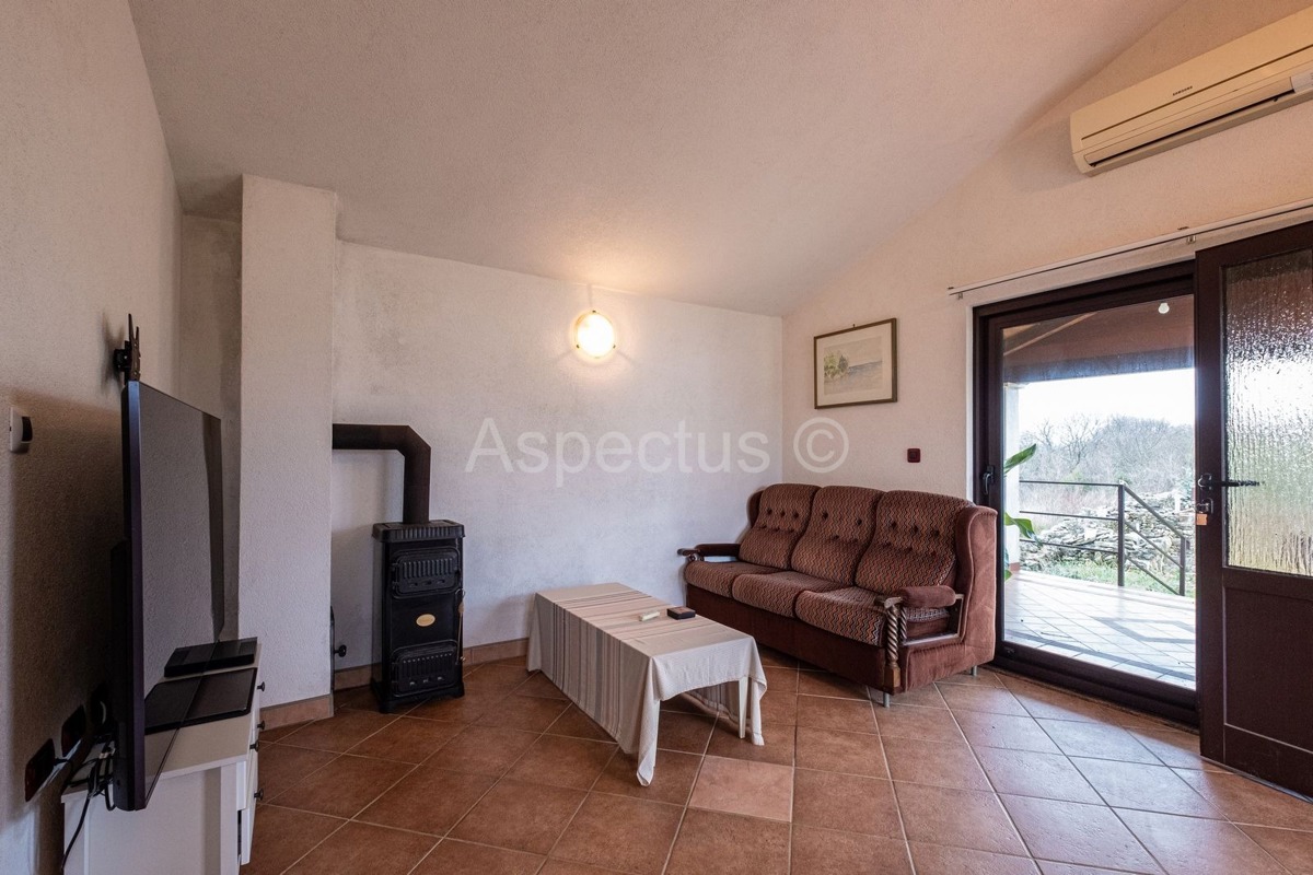 Casa al piano terra, due case con giardino e garage, vicino a Pola, sulla costa orientale dell'Istria