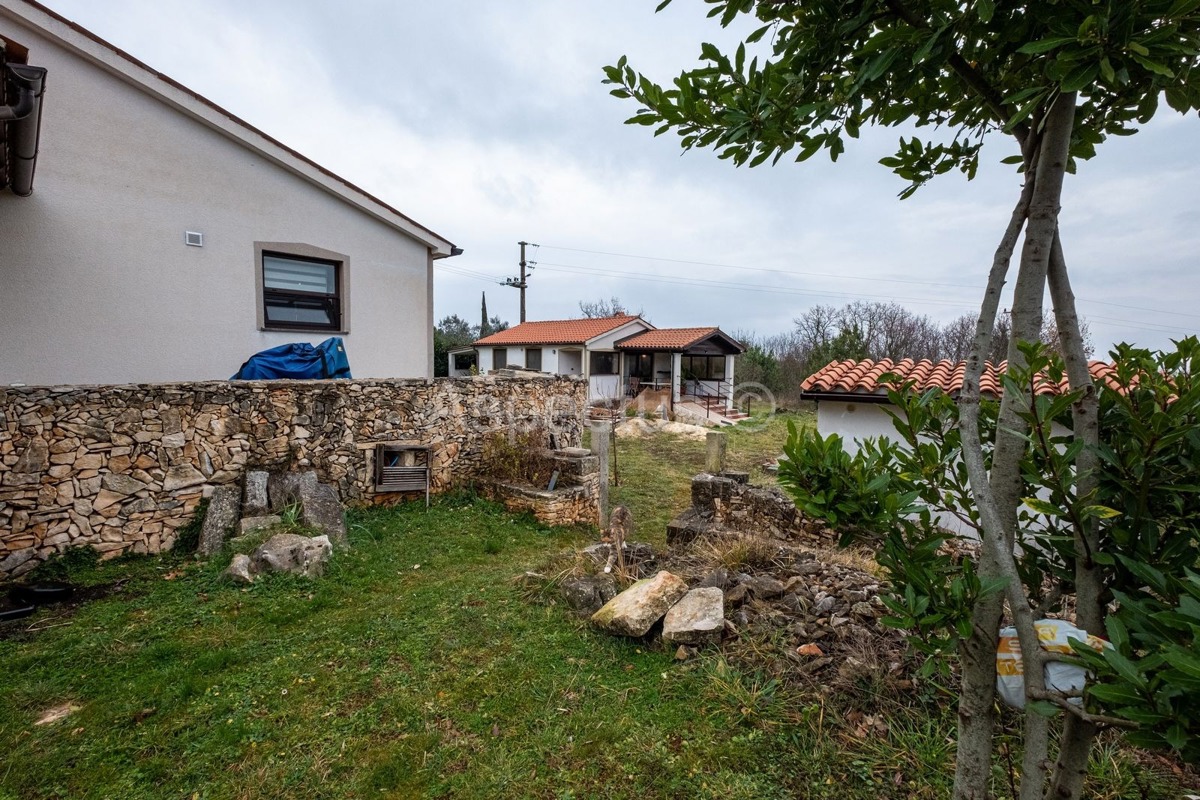 Casa al piano terra, due case con giardino e garage, vicino a Pola, sulla costa orientale dell'Istria