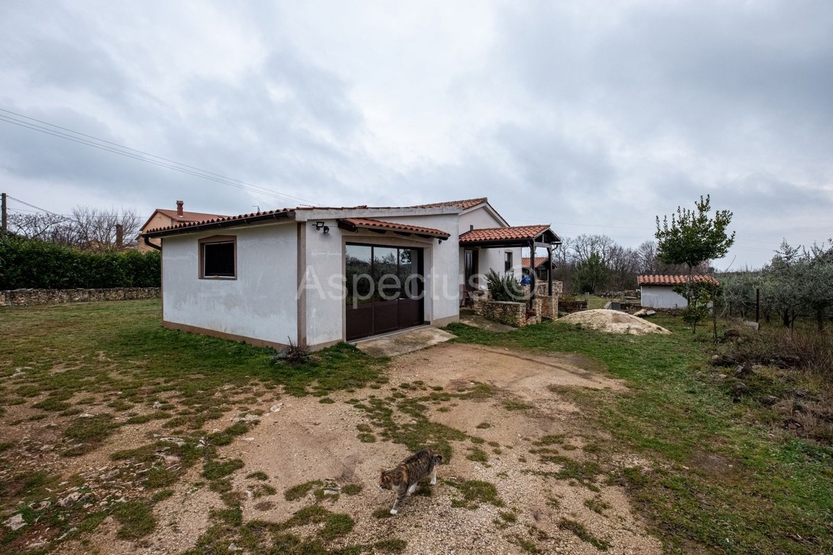 Casa al piano terra, due case con giardino e garage, vicino a Pola, sulla costa orientale dell'Istria