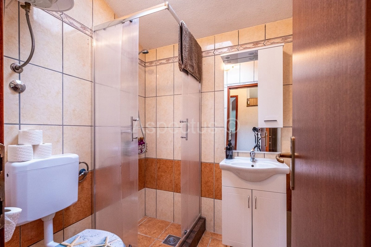 Casa al piano terra, due case con giardino e garage, vicino a Pola, sulla costa orientale dell'Istria