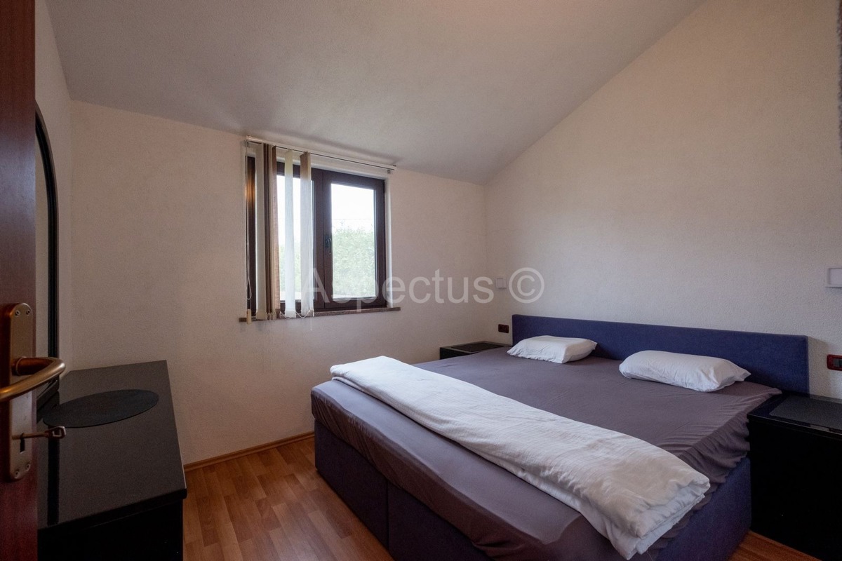 Casa al piano terra, due case con giardino e garage, vicino a Pola, sulla costa orientale dell'Istria