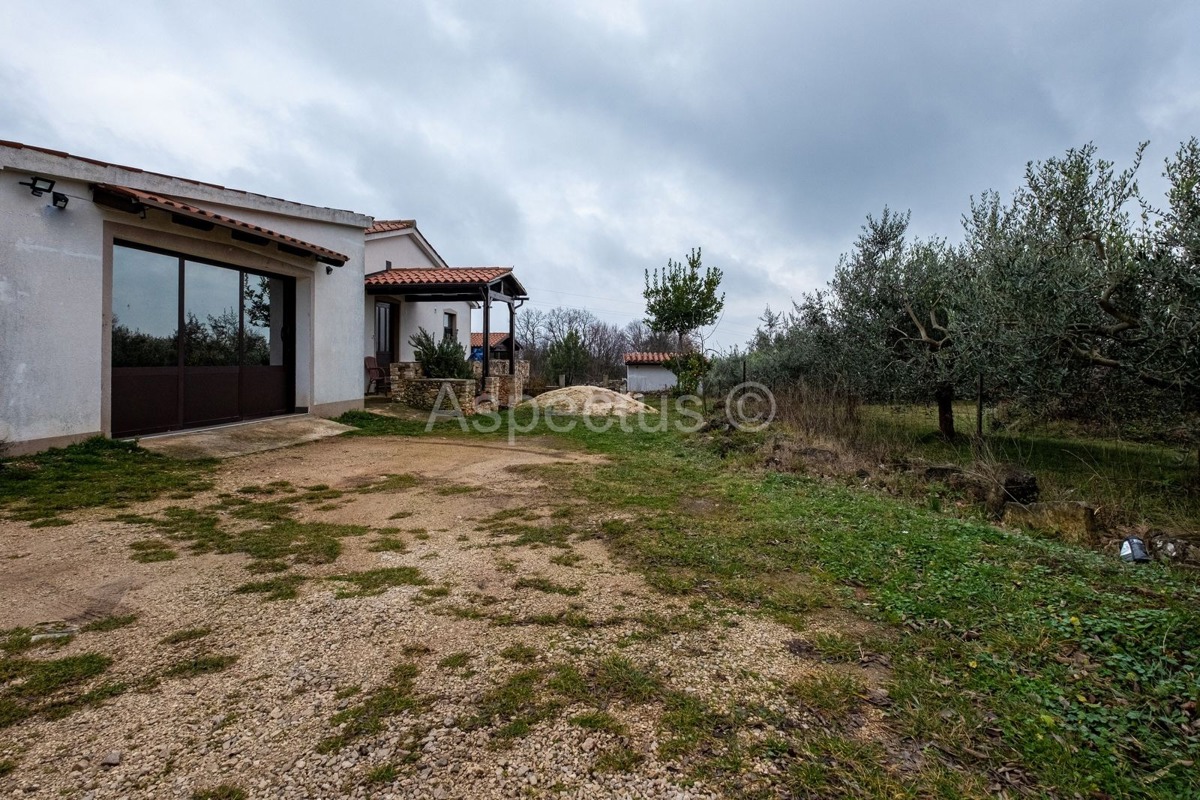Casa al piano terra, due case con giardino e garage, vicino a Pola, sulla costa orientale dell'Istria