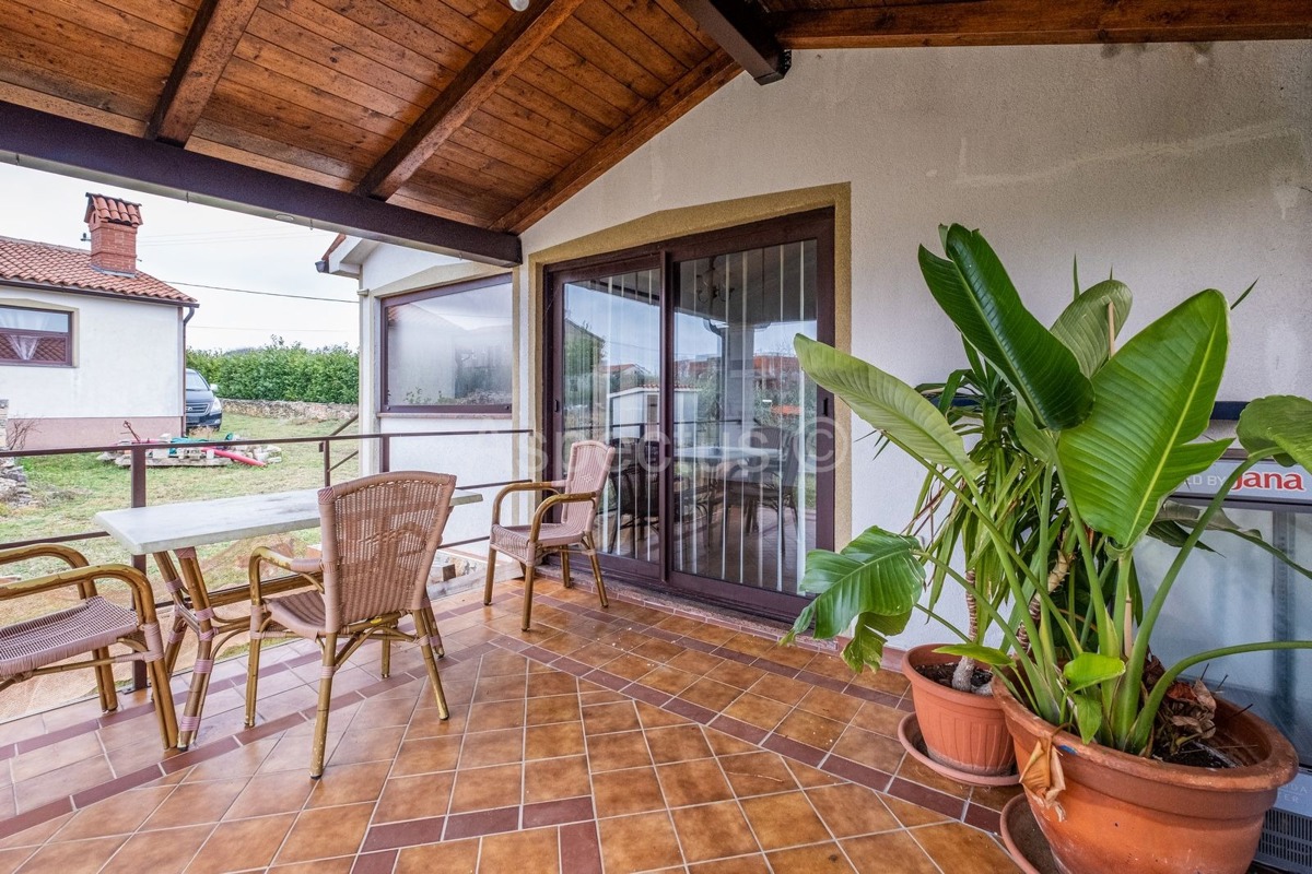 Casa al piano terra, due case con giardino e garage, vicino a Pola, sulla costa orientale dell'Istria