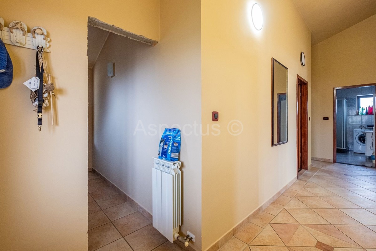 Casa al piano terra, due case con giardino e garage, vicino a Pola, sulla costa orientale dell'Istria