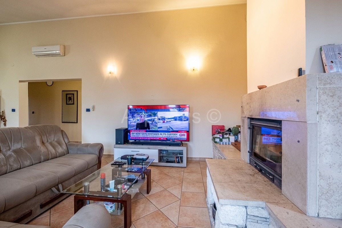 Casa al piano terra, due case con giardino e garage, vicino a Pola, sulla costa orientale dell'Istria