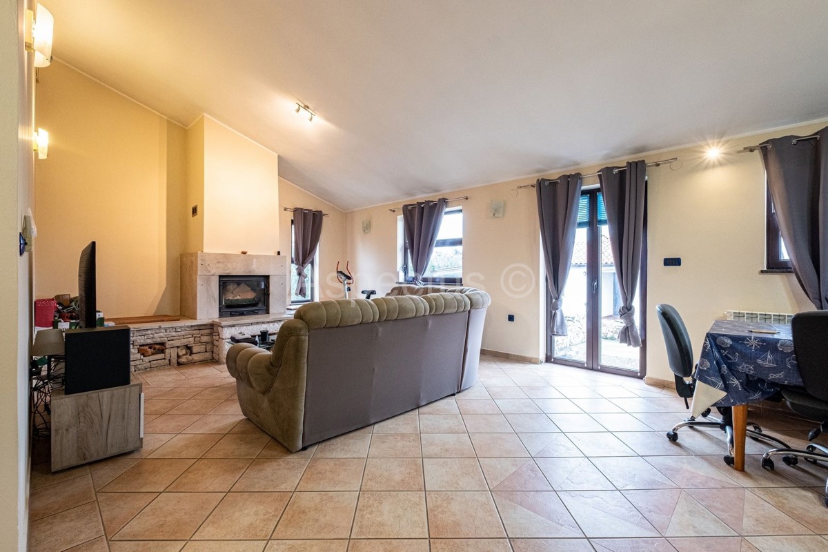 Casa al piano terra, due case con giardino e garage, vicino a Pola, sulla costa orientale dell'Istria