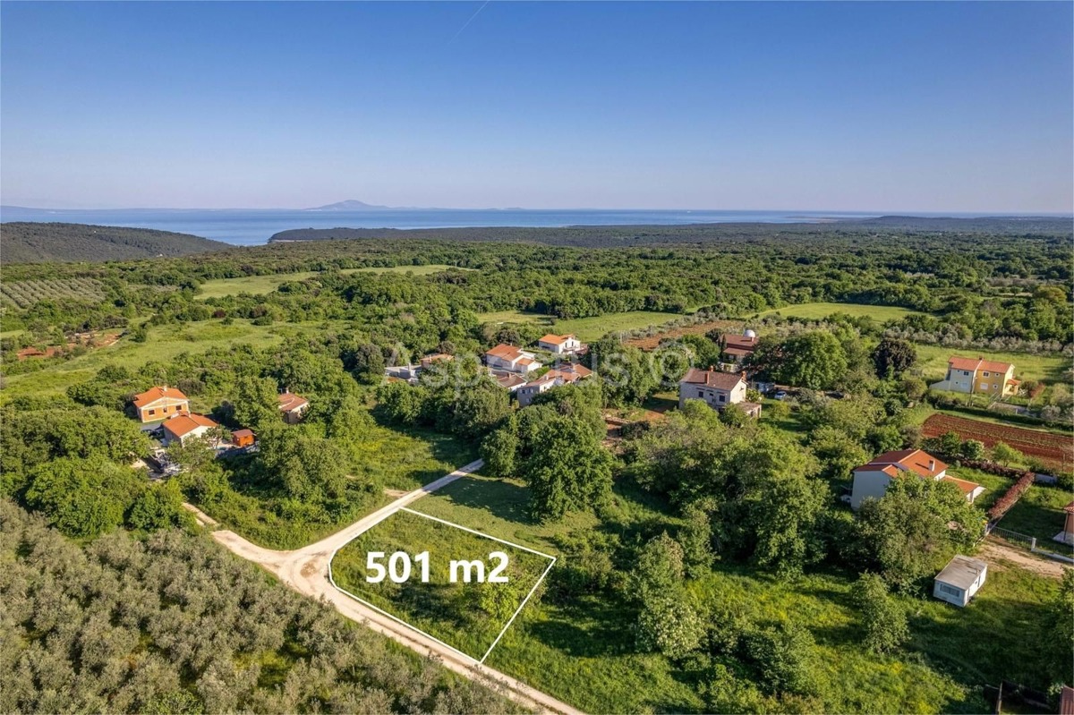 Terreno edificabile con permesso di costruzione per una casa familiare, vicino a Pola