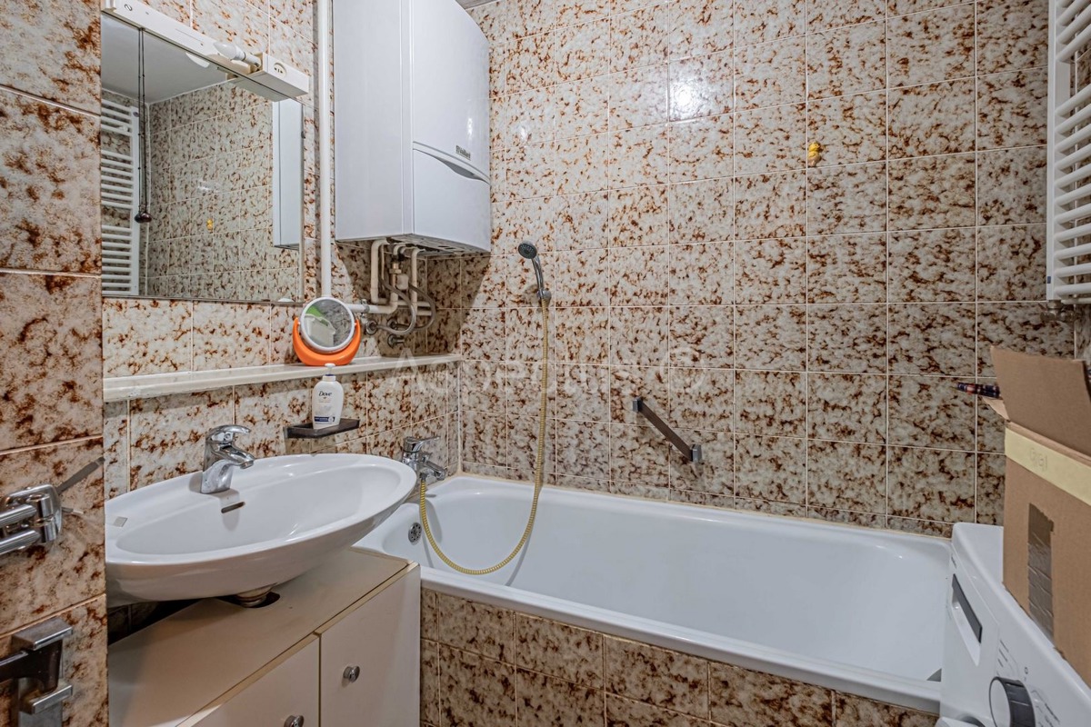 Appartamento con due camere da letto, riscaldamento centralizzato + garage, Pola, Šijana