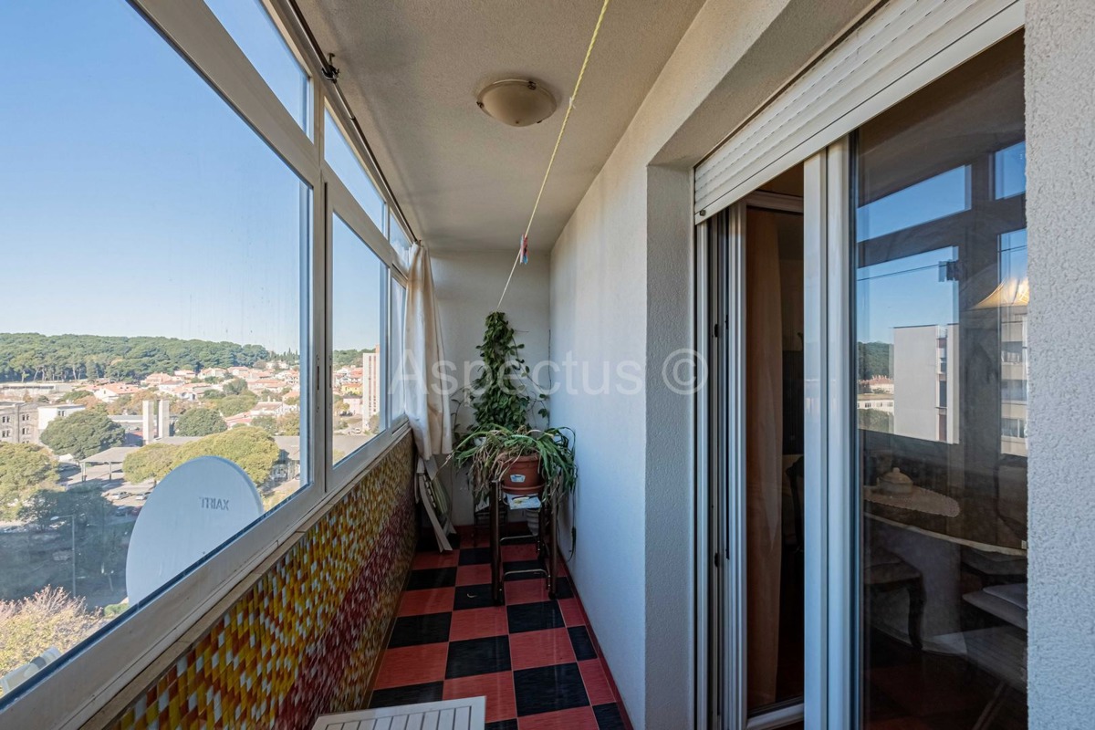 Appartamento con due camere da letto, riscaldamento centralizzato + garage, Pola, Šijana