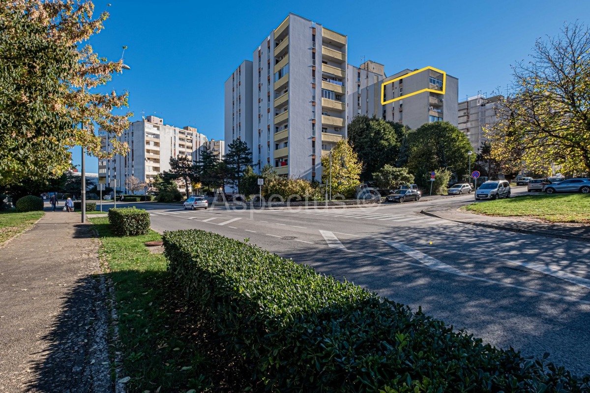 Appartamento con due camere da letto, riscaldamento centralizzato + garage, Pola, Šijana