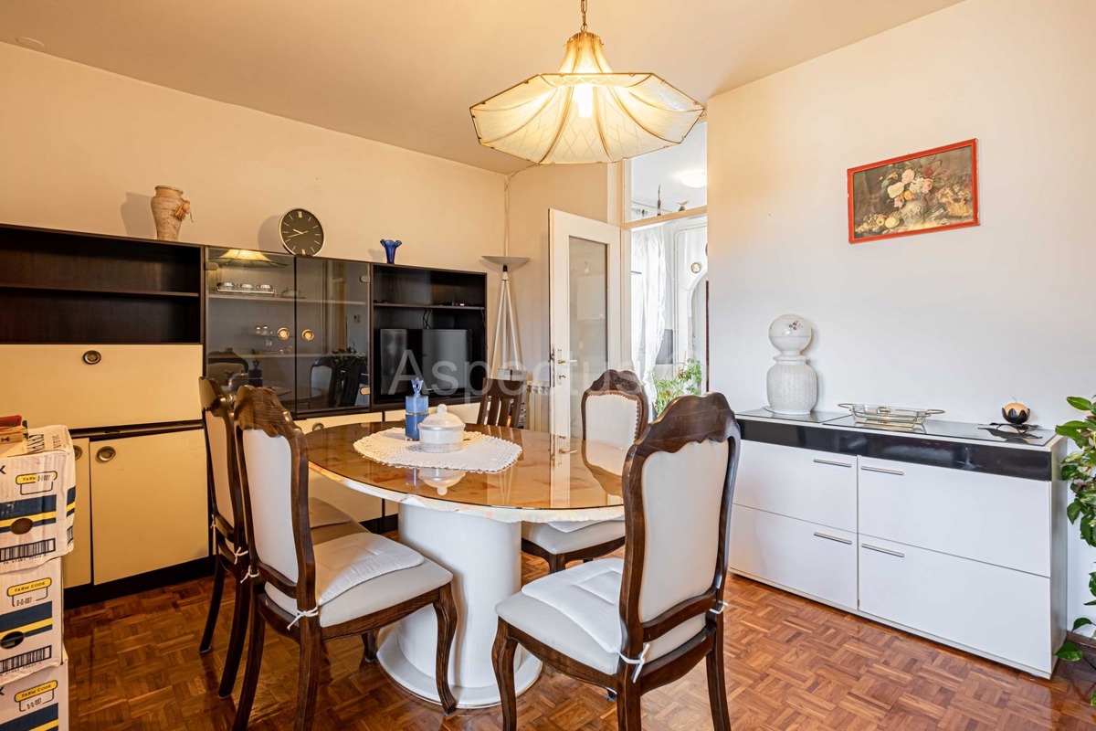 Appartamento con due camere da letto, riscaldamento centralizzato + garage, Pola, Šijana