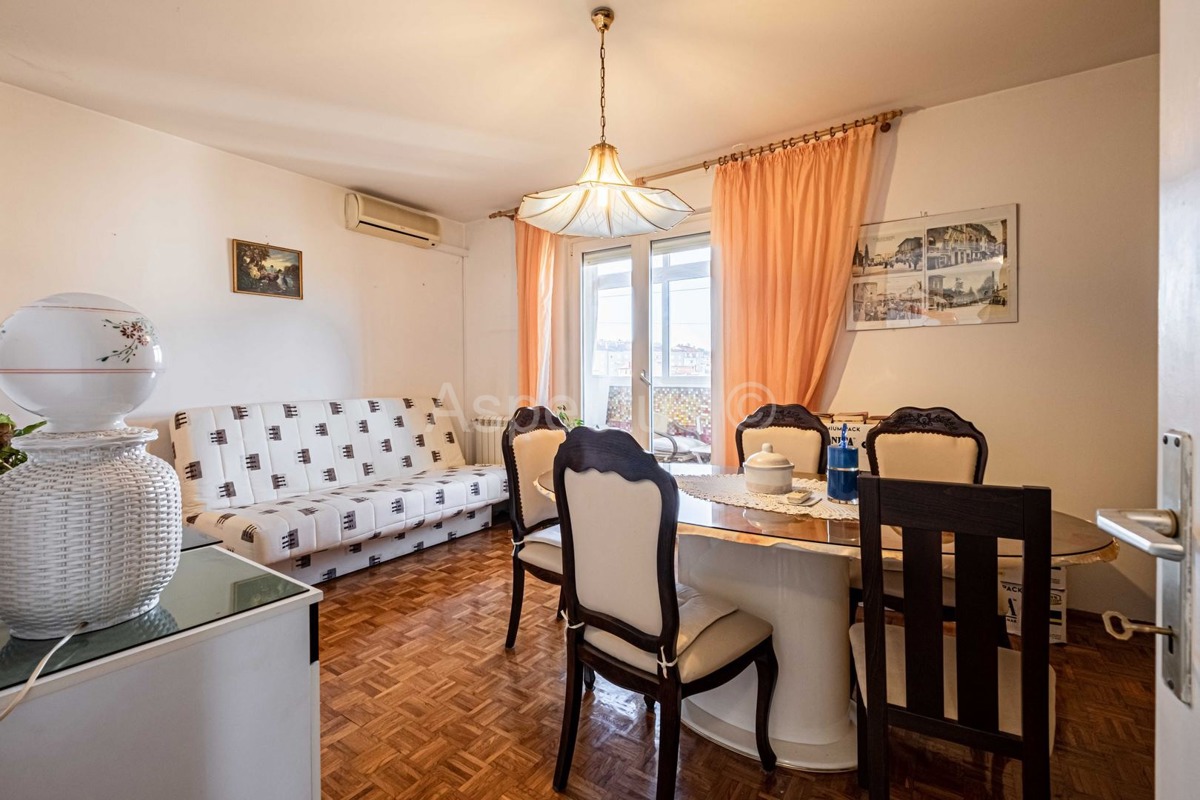 Appartamento con due camere da letto, riscaldamento centralizzato + garage, Pola, Šijana