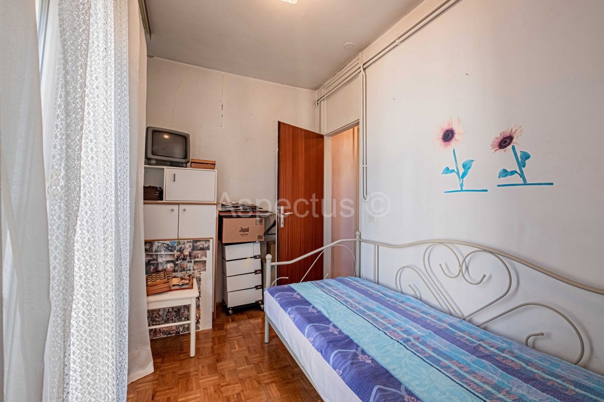 Appartamento con due camere da letto, riscaldamento centralizzato + garage, Pola, Šijana
