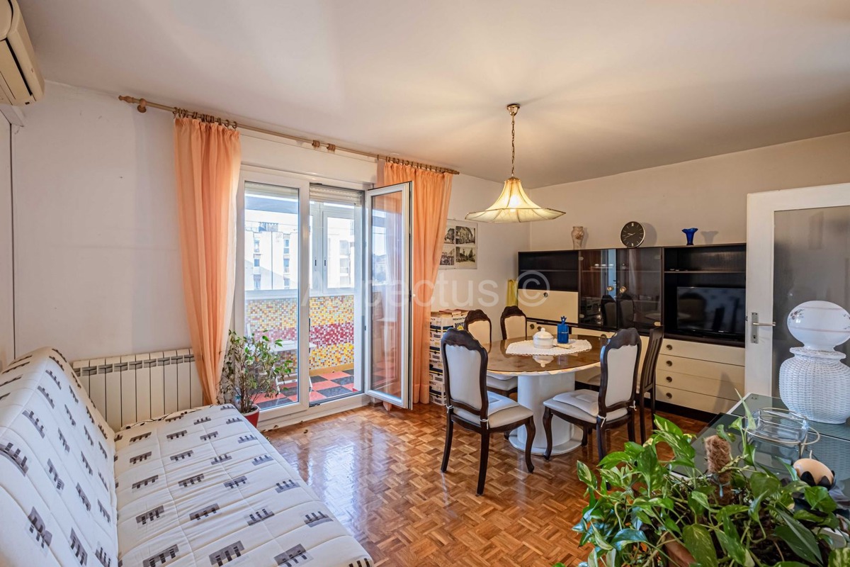 Appartamento con due camere da letto, riscaldamento centralizzato + garage, Pola, Šijana