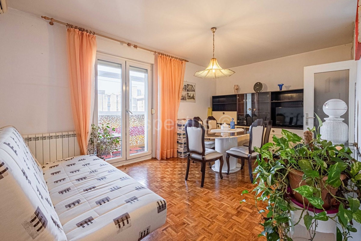 Appartamento con due camere da letto, riscaldamento centralizzato + garage, Pola, Šijana