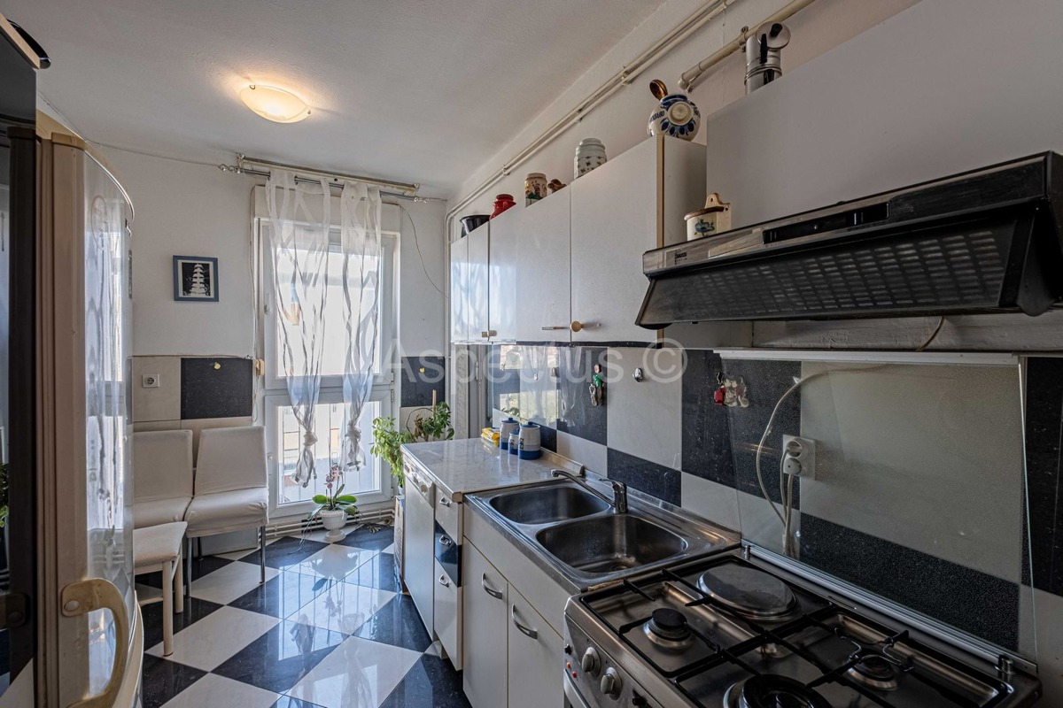 Appartamento con due camere da letto, riscaldamento centralizzato + garage, Pola, Šijana