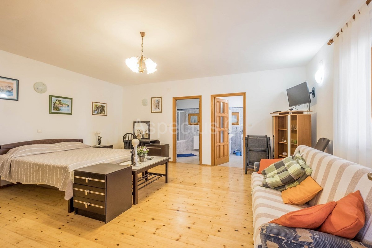 Samostojeće kuće, dvije stambene jedinice, vrt, pogled na more, Medulin