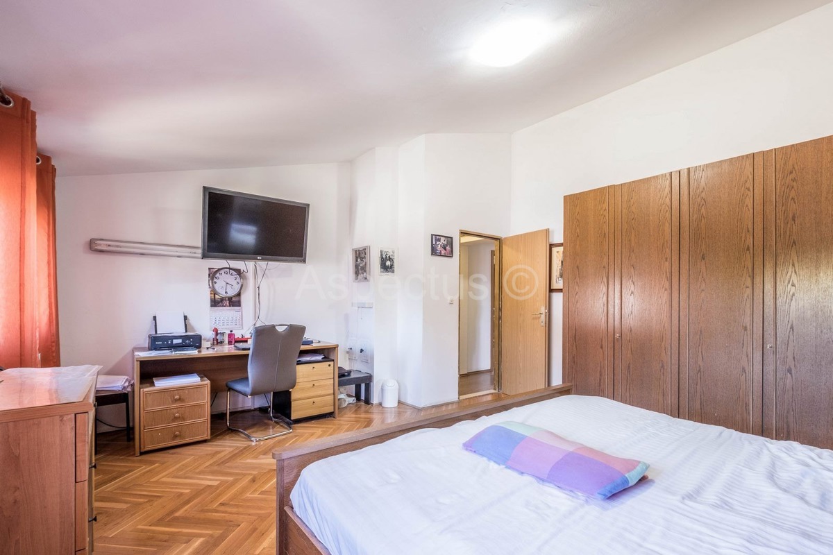 Samostojeće kuće, dvije stambene jedinice, vrt, pogled na more, Medulin